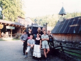 Kanafas na pohřebním voze. Vzadu: Petr, Petra, Maruška, Magda, Irena. Dole: Lukáš, Naďa a Kuba.